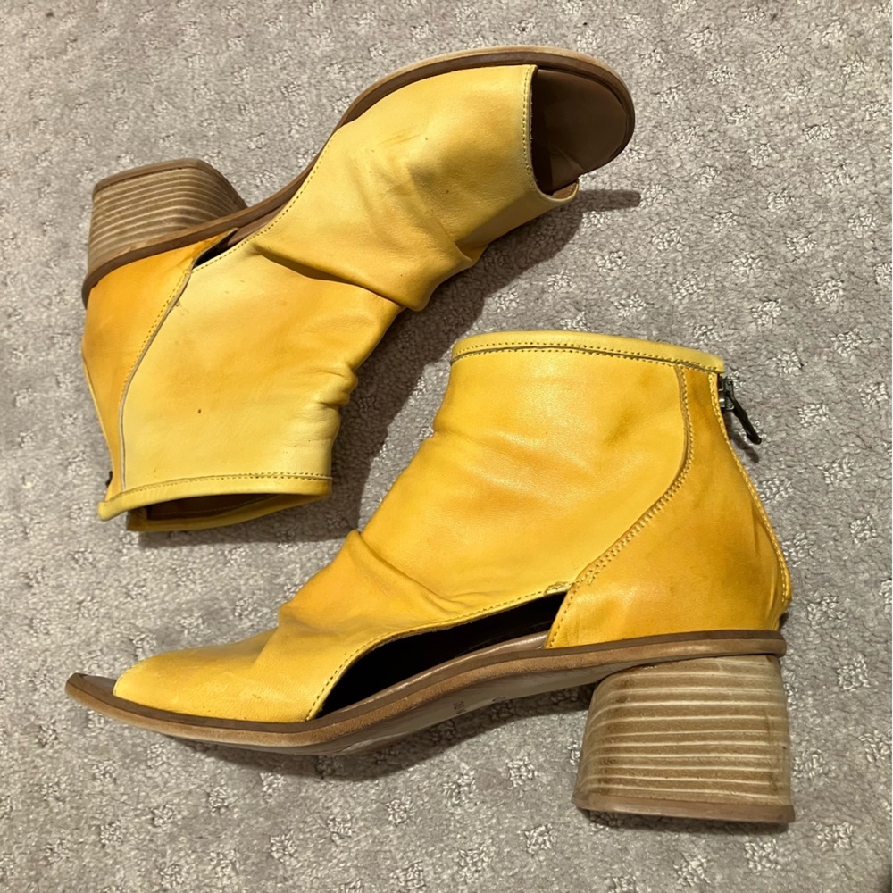 Ego Trip bold Yellow Ankle Boots with Block Heel. Open toes. Back zipper